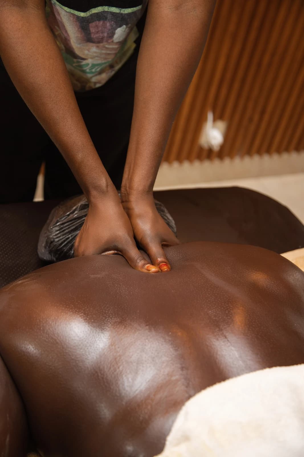Un massage traditionnel Damp, l'huile versée à la main